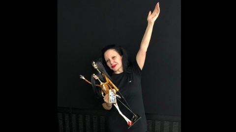 Alaska con un regalo de @GentilLeonora