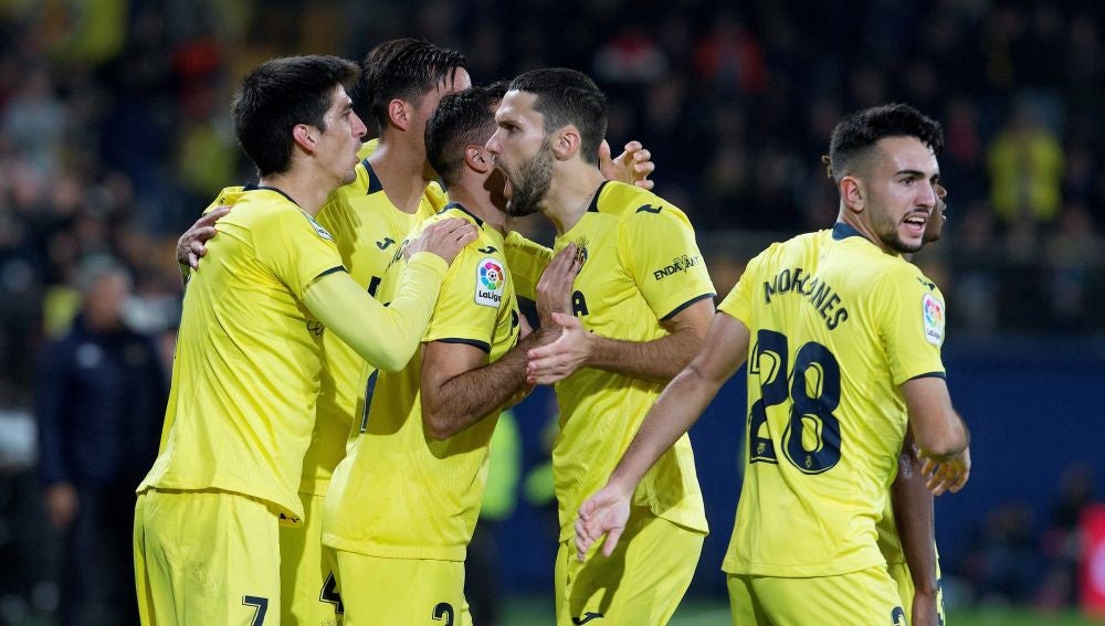 Los jugadores del Villarreal celebran el gol de Gerard Moreno contra el Betis
