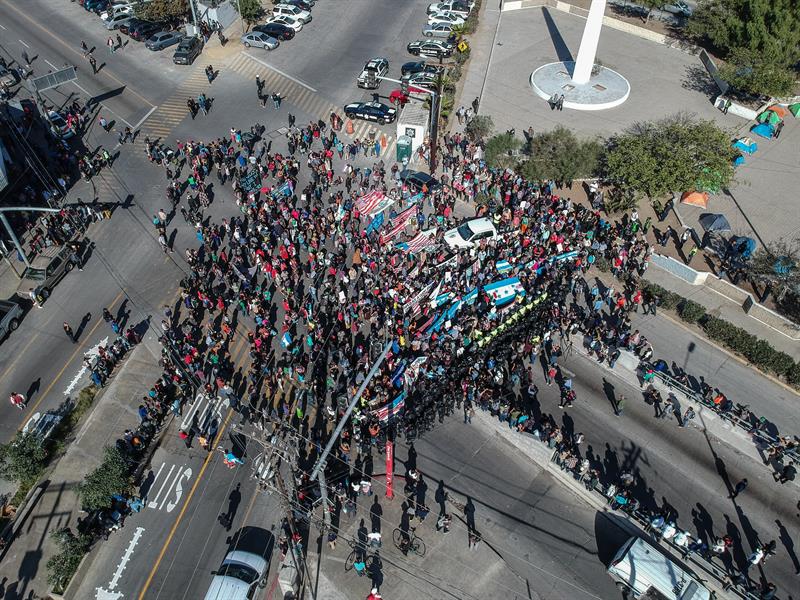 EEUU cierra la frontera en San Diego tras el intento de asalto de migrantes EEUU cierra la frontera en San Diego tras el intento de asalto de migrantes