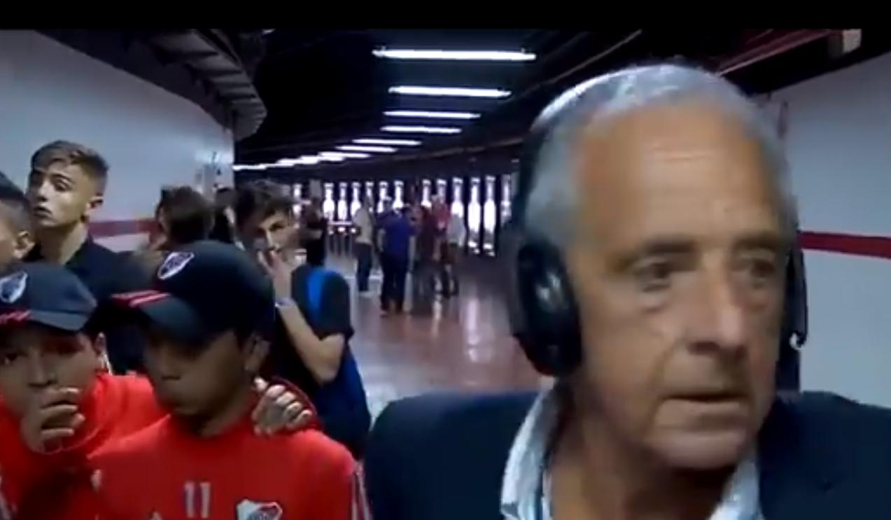 Surrealista: el presidente de River Plate sale corriendo del Monumental en plena entrevista ante la invasión de aficionados Surrealista: el presidente de River Plate sale corriendo del Monumental en plena entrevista ante la invasión de aficionados
