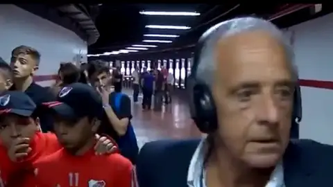 El presidente de River sale corriendo del estadio El presidente de River sale corriendo del estadio