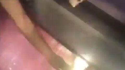 Momento del ataque al autob&uacute;s de Boca, grabado desde el interior