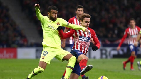 Rafinha intenta robarle el bal&oacute;n a Griezmann