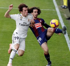 Marc Cucurella pelea un balón con Odriozola Marc Cucurella pelea un balón con Odriozola