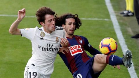 Marc Cucurella pelea un bal&oacute;n con Odriozola