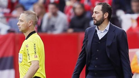 El entrenador del Sevilla, Pablo Mach&iacute;n