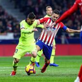 Koke pelea un balón ante Messi
