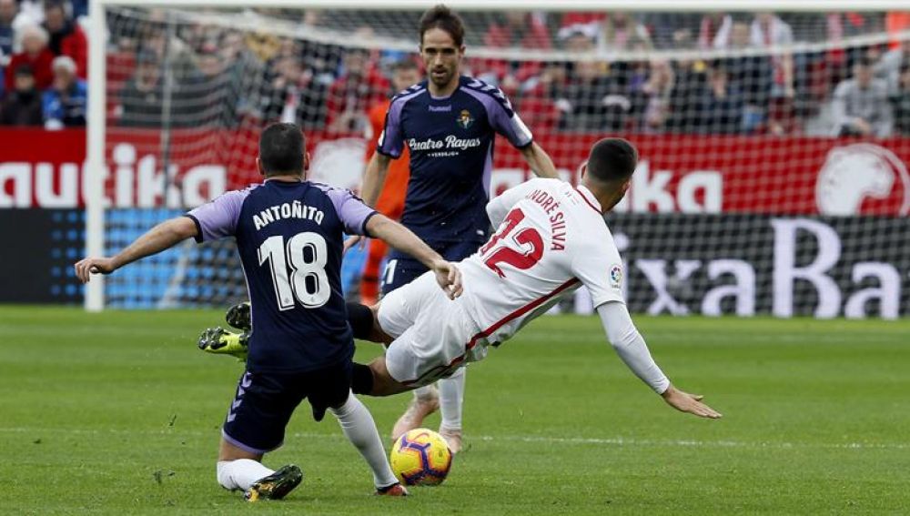 El delantero del Sevilla André Silva (d) cae ante el defensa del Valladolid Antonio Jesús Regal "Antoñito"