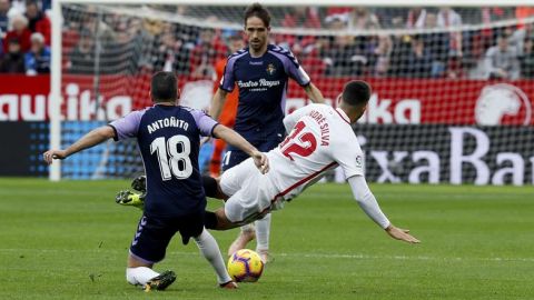 El delantero del Sevilla Andr&eacute; Silva (d) cae ante el defensa del Valladolid Antonio Jes&uacute;s Regal "Anto&ntilde;ito"