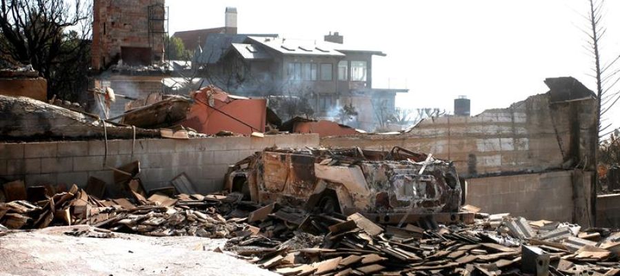 Una vivienda arrasada por el fuego tras el incendio en California Una vivienda arrasada por el fuego tras el incendio en California