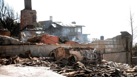 Una vivienda arrasada por el fuego tras el incendio en California