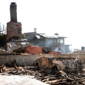 Una vivienda arrasada por el fuego tras el incendio en California