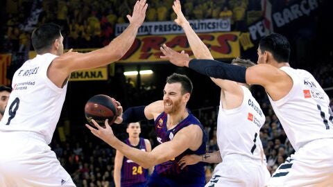 Claver entra a canasta ante la defensa del Real Madrid