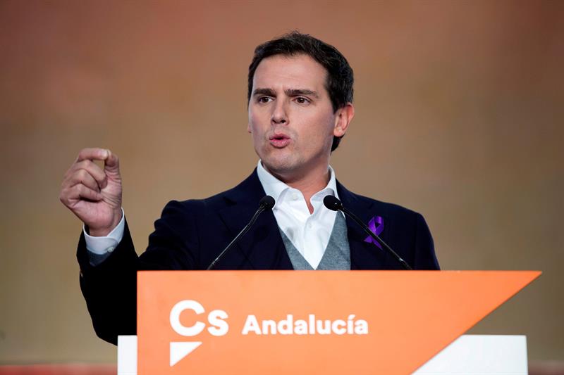 Rivera afea a Sánchez que el 'Brexit' le haya pillado "despistado y haciéndose fotos" en Cuba Rivera afea a Sánchez que el 'Brexit' le haya pillado "despistado y haciéndose fotos" en Cuba