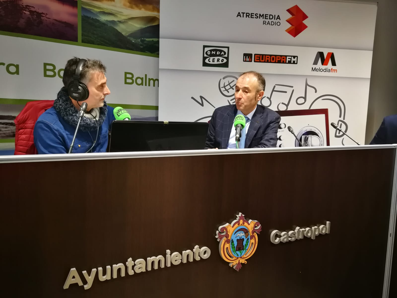 Asturias en la Onda con Azucena Vence y Darío Martínez. Asturias en la Onda con Azucena Vence y Darío Martínez.