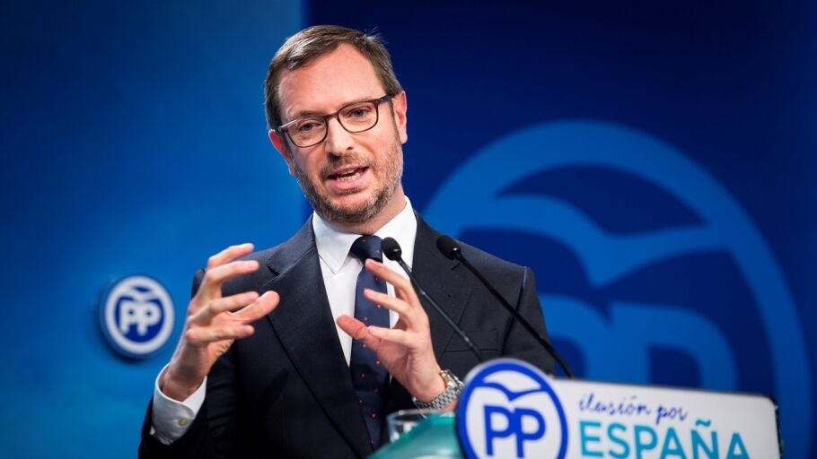 Javier Maroto ante los medios de comunicaci&oacute;n