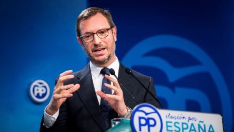 Javier Maroto ante los medios de comunicaci&oacute;n