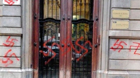Sede de &Ograve;mnium Cultural pintada con esv&aacute;sticas
