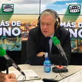 Simon Manley, embajador de Reino Unido en España, durante una entrevista con Carlos Alsina