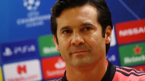 Solari escucha las preguntas en la sala de prensa Solari escucha las preguntas en la sala de prensa