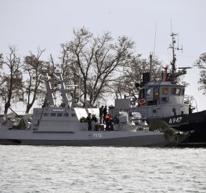 Un buque de guerra ucraniano y un remolcador permanecen en el puerto de Kerch Un buque de guerra ucraniano y un remolcador permanecen en el puerto de Kerch