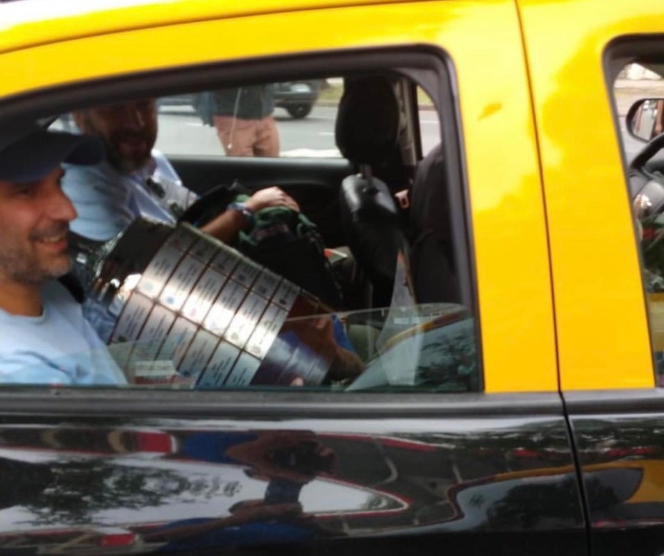 La Copa Libertadores abandonó el estadio de El Monumental en taxi La Copa Libertadores abandonó el estadio de El Monumental en taxi