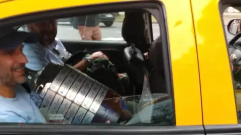 La Copa Libertadores abandona El Monumental en taxi La Copa Libertadores abandona El Monumental en taxi