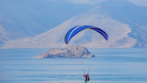 Realizando parapente en la monta&ntilde;a de Artos enTurqu&iacute;a