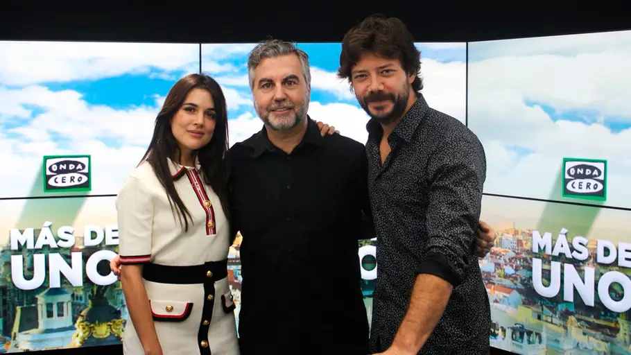 Adriana Ugarte, Carlos Alsina y Álvaro Morte, en Onda Cero Adriana Ugarte y Álvaro Morte durante una entrevista en Más de uno con Carlos Alsina
