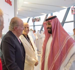 El Rey emérito Juan Carlos saluda al príncipe heredero saudí, Mohamed bin Salmán El Rey emérito Juan Carlos saluda al príncipe heredero saudí, Mohamed bin Salmán