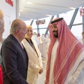 El Rey emérito Juan Carlos saluda al príncipe heredero saudí, Mohamed bin Salmán