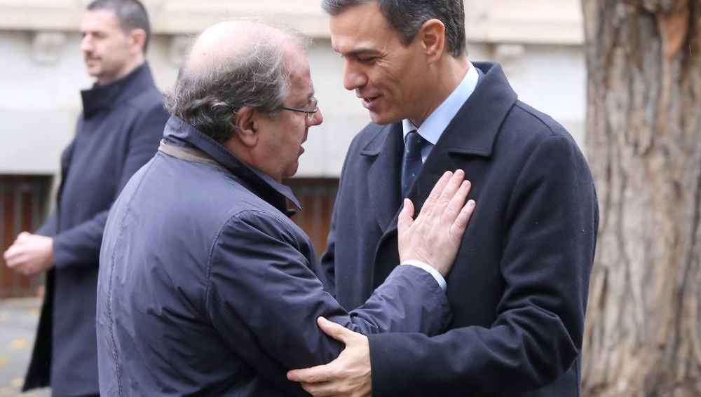 El presidente del Gobierno Pedro Sánchez saluda al presidente de la Junta, Juan Vicente Herrera