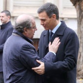 El presidente del Gobierno Pedro Sánchez saluda al presidente de la Junta, Juan Vicente Herrera