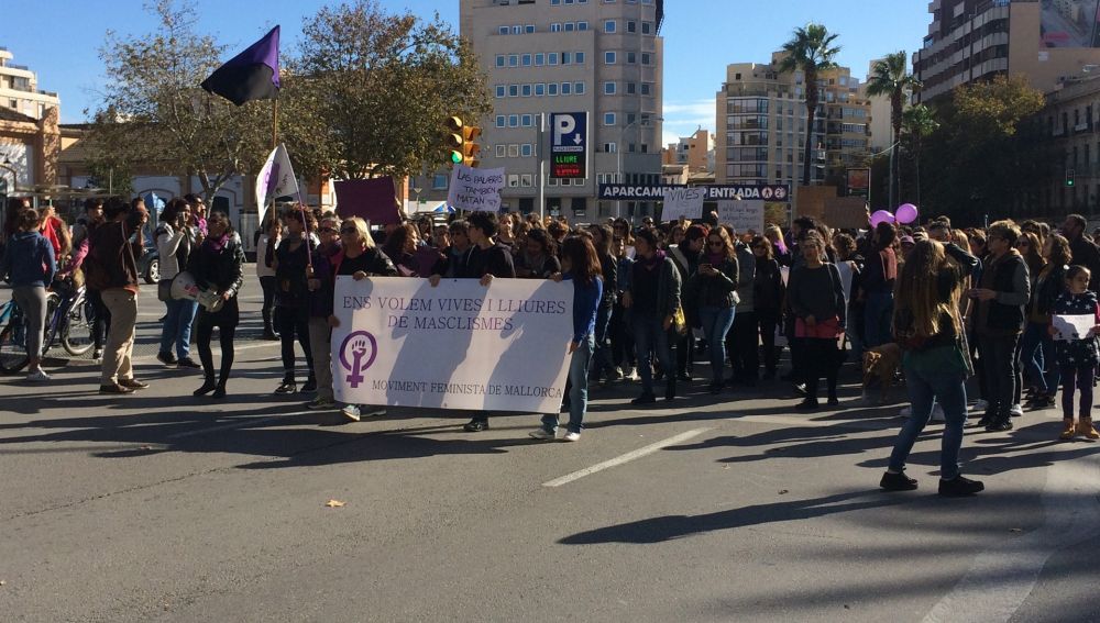 Unas 2.500 personas se manifiestan en Palma para luchar contra la violencia de género.