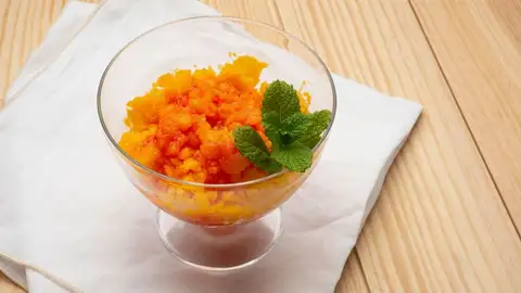 Sorbete de mango con coulis de frambuesas Sorbete de mango con coulis de frambuesas