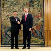 El rey Felipe VI junto al presidente chino Xi Jinping