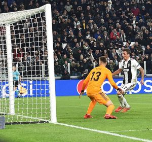 Mandzukic empuja el balón dentro de la portería de Neto Mandzukic empuja el balón dentro de la portería de Neto