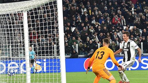 Mandzukic empuja el bal&oacute;n dentro de la porter&iacute;a de Neto