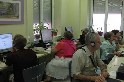 Más de 4.700 mayores de 65 años se han formado en competencias digitales con el programa REDigitalEX de la Junta Más de 4.700 mayores de 65 años se han formado en competencias digitales con el programa REDigitalEX de la Junta