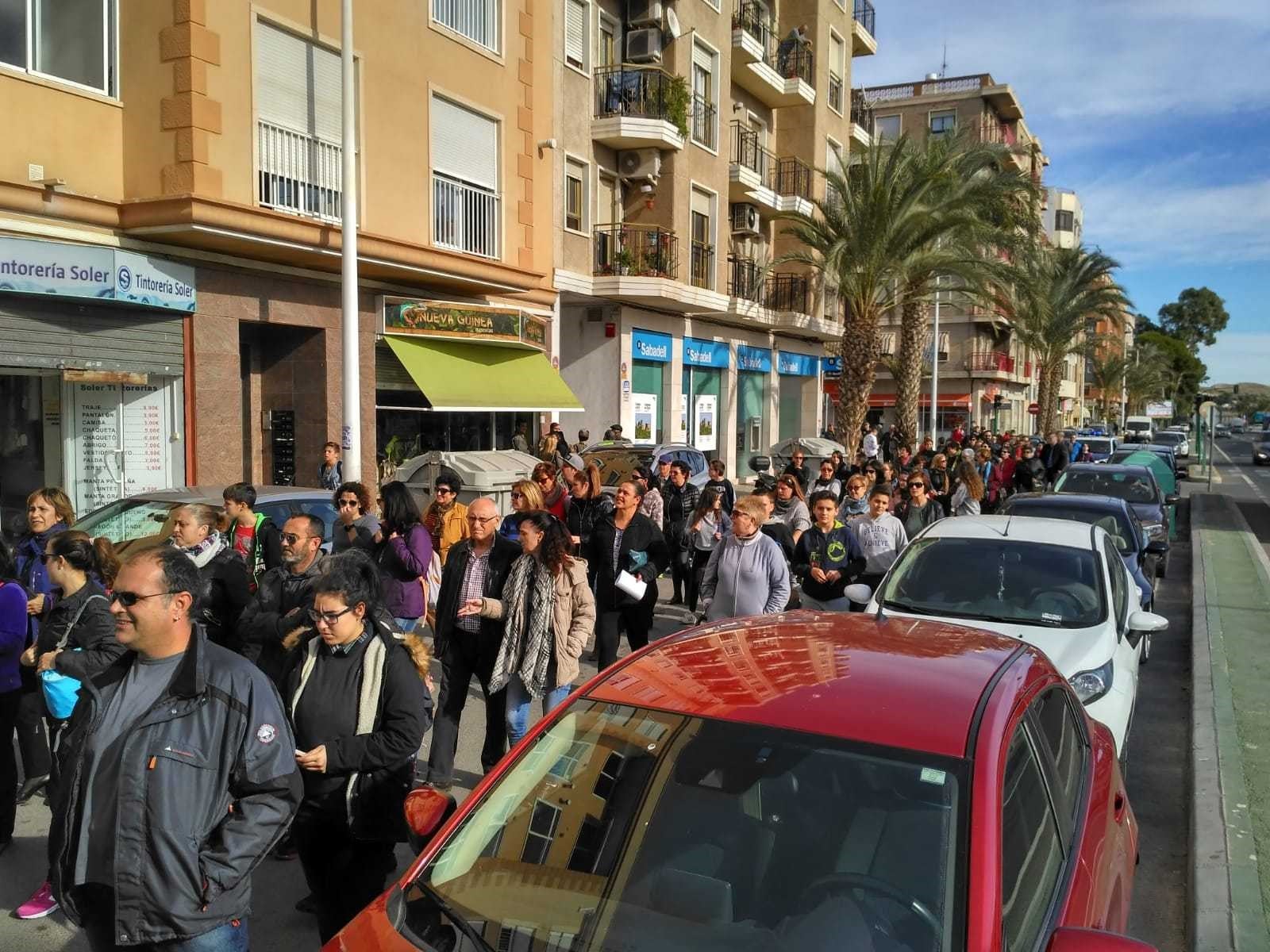 Medio millar de personas se manifiestan en Torrellano para urgir la reparación de la fachada del instituto Medio millar de personas se manifiestan en Torrellano para urgir la reparación de la fachada del instituto