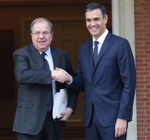 El presidente de la Junta de Castilla y León, Juan Vicente Herrera, se reúne con el presidente del Gobierno, Pedro Sánchez. El presidente de la Junta de Castilla y León, Juan Vicente Herrera, se reúne con el presidente del Gobierno, Pedro Sánchez.