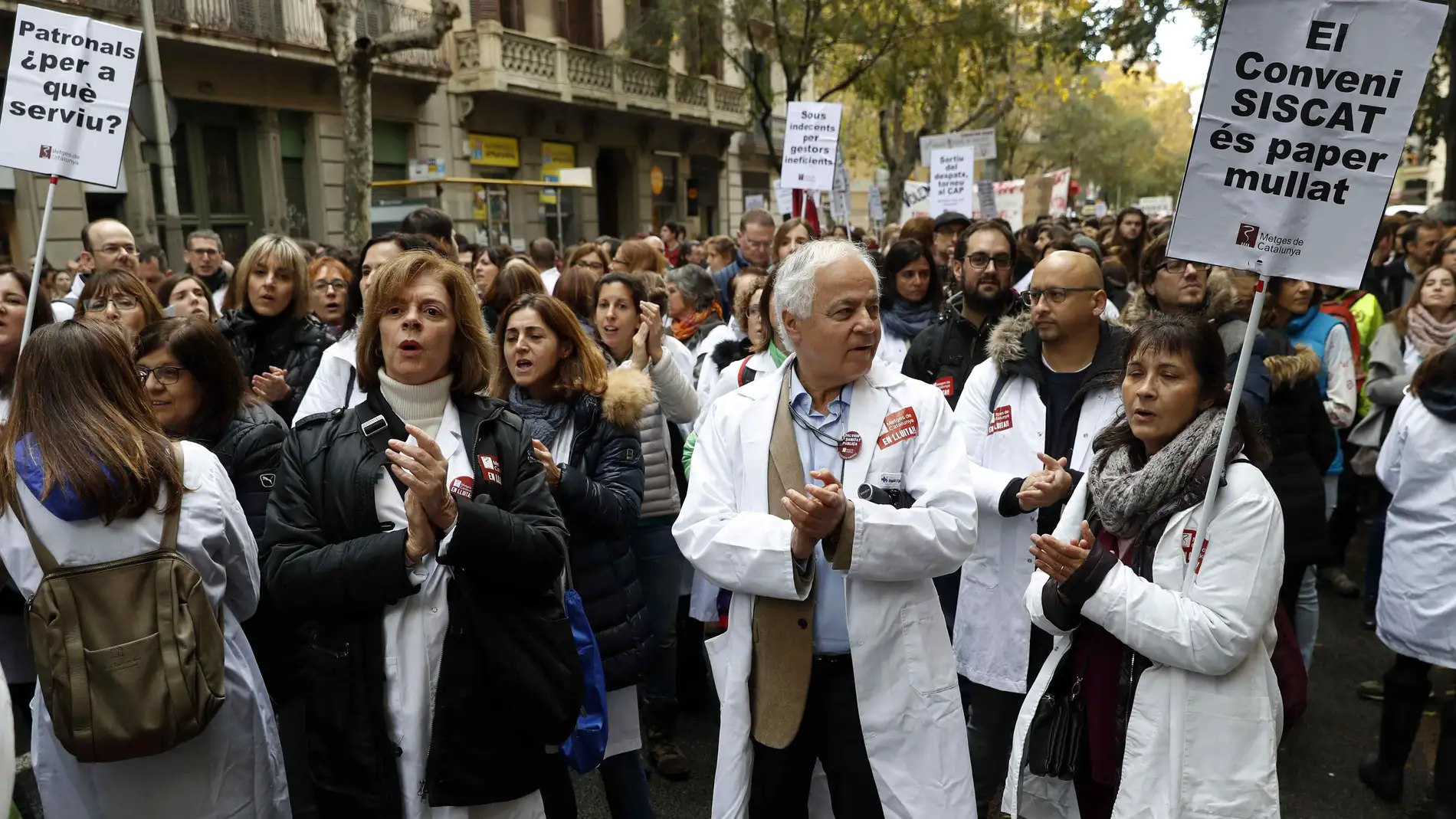 Cientos de médicos de atención primaria protestan ante la sede del Institut Català de Salut 