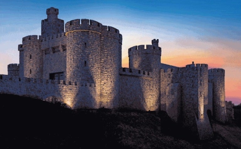 Luis Zueco, el escritor que rehabilita castillos y habita en uno de ellos Luis Zueco, el escritor que rehabilita castillos y habita en uno de ellos