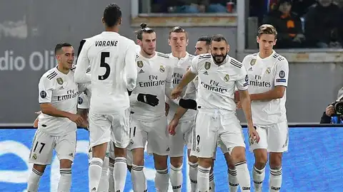 Los jugadores blancos celebran el gol de Lucas en el Olímpico. Los jugadores blancos celebran el gol de Lucas en el Olímpico.