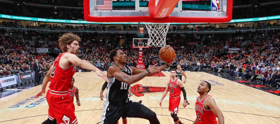 DeMar DeRozan entra a canasta ante la defensa de los Bulls DeMar DeRozan entra a canasta ante la defensa de los Bulls