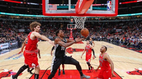 DeMar DeRozan entra a canasta ante la defensa de los Bulls