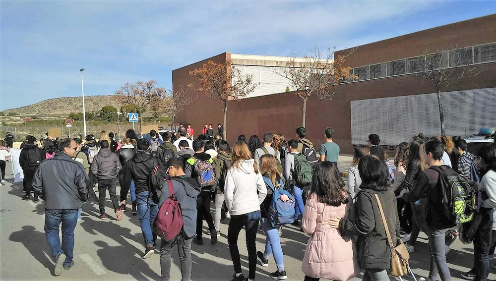 Manifestación en Torrellano por el arreglo de la fachada del instituto