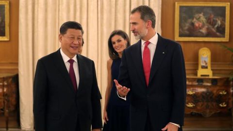 El rey Felipe, acompa&ntilde;ado por la reina Letizia, y el presidente de China, Xi Jinping