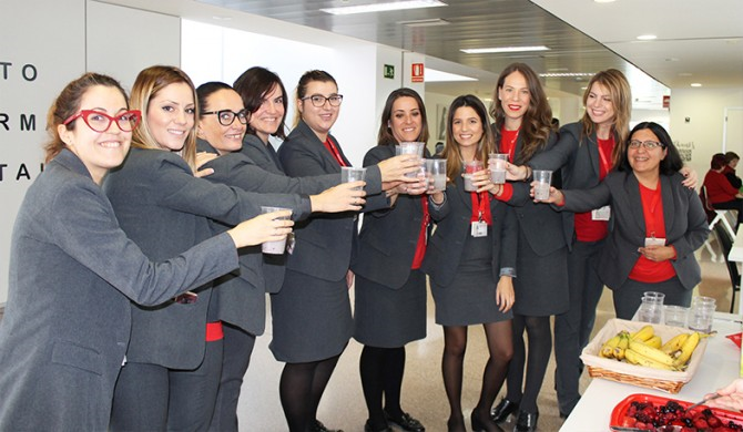 El Hospital del Vinalopó prepara batidos morados 100% saludables contra la violencia de género El Hospital del Vinalopó prepara batidos morados 100% saludables contra la violencia de género