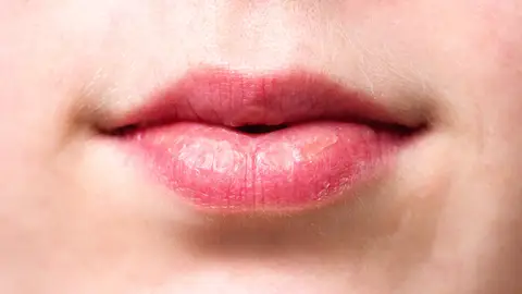 La piel de los labios es más fina y vulnerable, así que debemos tratarla con cuidado La piel de los labios es más fina y vulnerable, así que debemos tratarla con cuidado